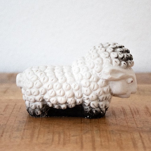 Figurine de mouton vintage faite à la main : un design unique et ludique