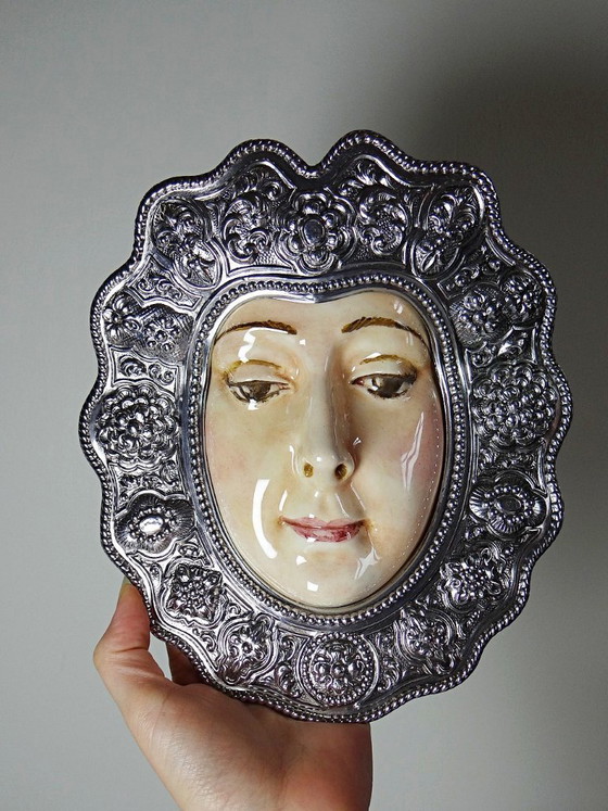 Image 1 of Wandvotiefgeschenk van de Maagd van El Rocío, keramiek en gedreven metaal, Spanje, 20e eeuw