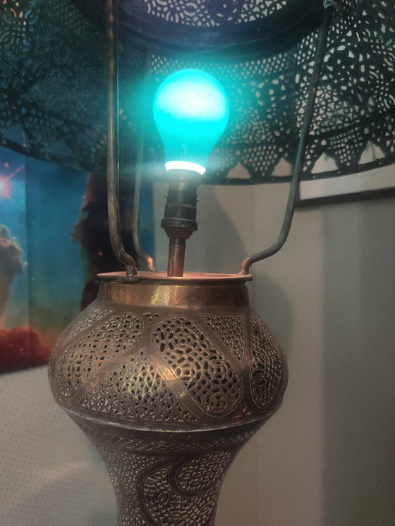 Image 1 of Lámpara de pie con base de metal dorado y cincelado.