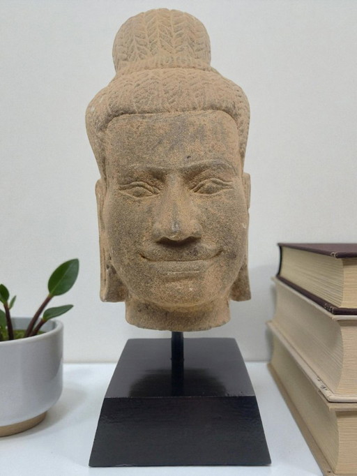 Sculpture d'une Tête de la déesse appelée Uma en pierre d'Angkor Art Khmer