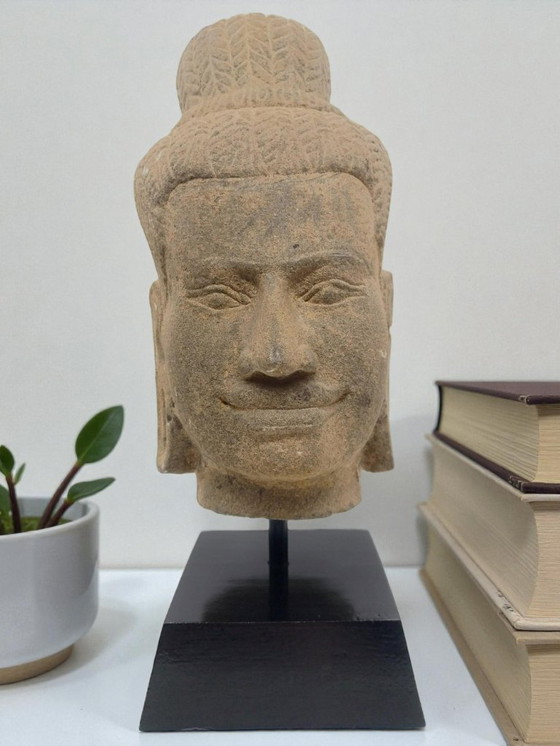 Image 1 of Scultura di una testa della dea chiamata Uma in pietra di Angkor, arte Khmer