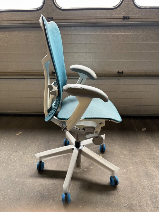 Herman Miller Mirra 2 Butterfly Blauw polished refurbished