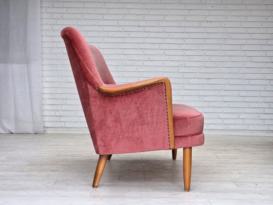 Image 1 of Schwedisches 2-Sitzer-Sofa aus den 1970er Jahren, rosa Möbelvelours, Buchenholz.