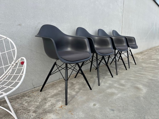 4x Vitra Eames DAW armchair – Dining chairs, Wood, Plastic (photo 3 of 16)