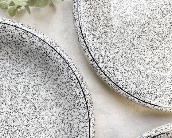 3 assiettes italiennes en faïence mouchetée noir et blanc – Vaisselle, Modern (photo 5 of 9)