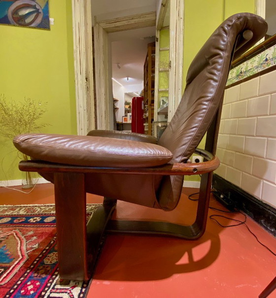 Vintage Manta loungestoel van leer en hout, ontworpen door Ingmar Relling voor Westnofa. (photo 4 of 11)