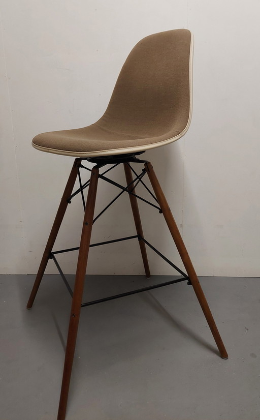 2Exclusive bar stools with swivel.