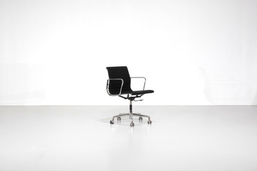 Sedia da ufficio "EA 117" di Charles Ray Eames per ICF USA, 1969.