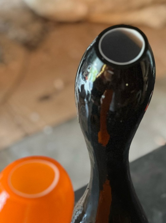 Image 1 of twee grote vintage glazen vazen (60 cm) – oranje & zwart