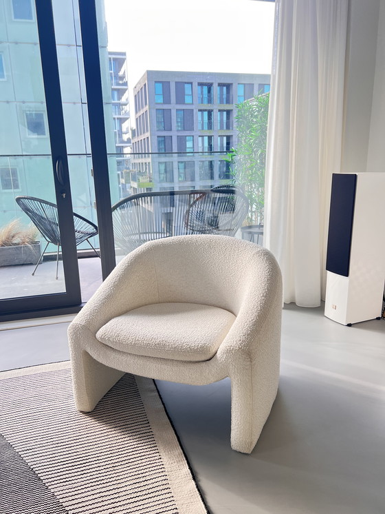 Image 1 of Whitewash bouclé fauteuil - zo goed als nieuw 