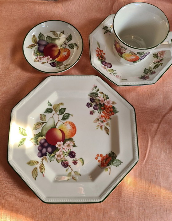 Image 1 of Servizio da tè e torta alla frutta fresca Johnson Brothers England con piatto da portata e petit four.