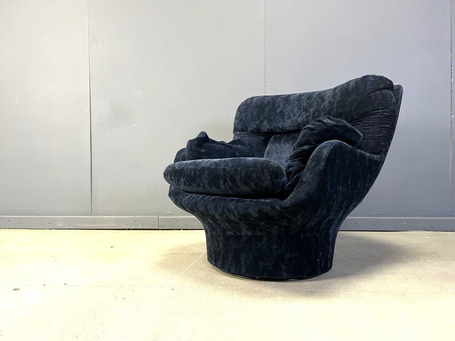 Poltrona in velluto blu 'Karate' di Michel Cadestin, Francia anni '70