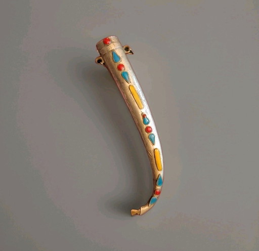 Decoratieve schede voor een messing dolk