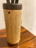 Vintage Batak medicijnkoker – bamboe met gesneden figuur, Sumatra (20e eeuw)