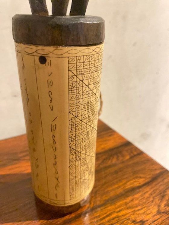 Image 1 of Scatola per medicinali Batak d'epoca – bambù con figura intagliata, Sumatra (XX secolo)