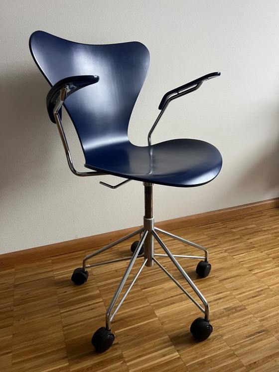 Image 1 of Zwei Bürostühle Modell 3217 von Arne Jacobsen für Fritz Hansen