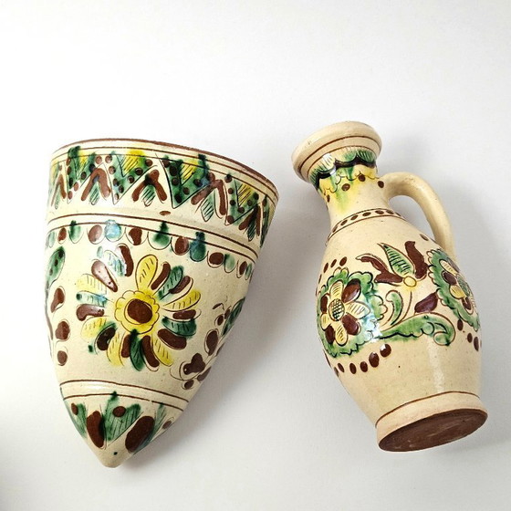 Image 1 of Ensemble de deux vases et d'un cache-pot mural en céramique hutsoul. Argile vintage peinte à la main, d'Ukraine.