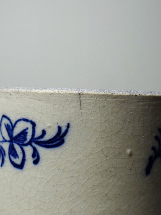 Image 1 of Jarra de loza fina con decoración azul, atribuida a Saint-Uze, siglo XIX.