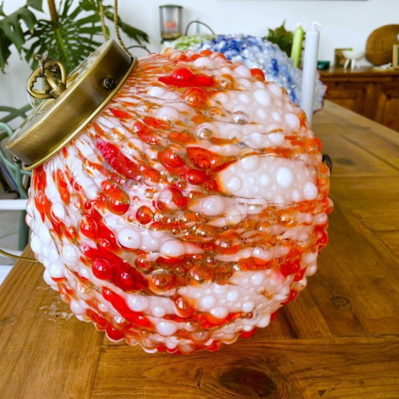 Image 1 of Grand lustre suspendu de style Régence en verre rouge