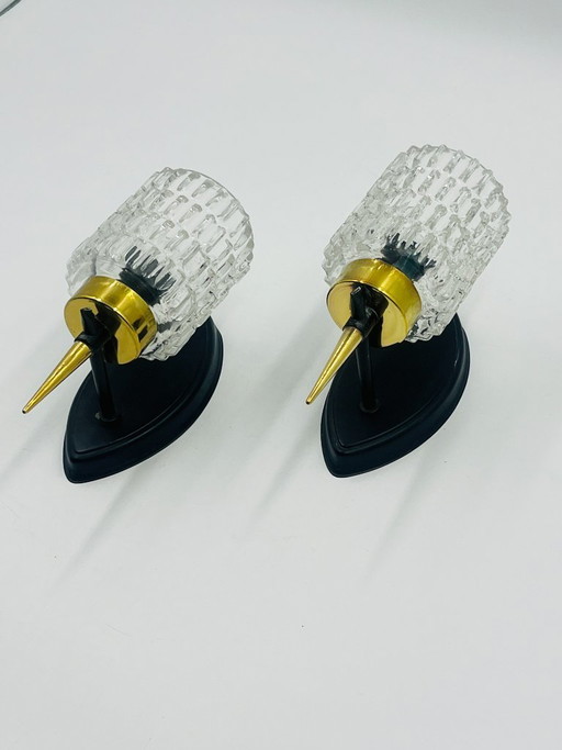 Een paar vintage wandlampen van getextureerd glas en messing, toegeschreven aan Maison Arlus.