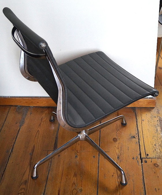 Chaise Eames EA 101 – replica, Chaises de réunion, Leather, Aluminium (photo 4 of 5)