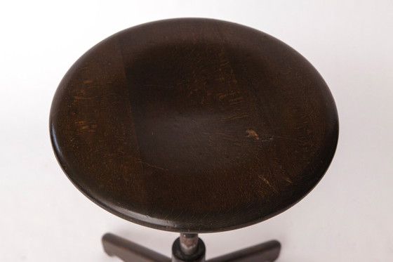 Image 1 of Vintage draaikruk - 1950/1960 Duitse industriële beuk of eik, donker gebeitst, Mid Century ontwerp