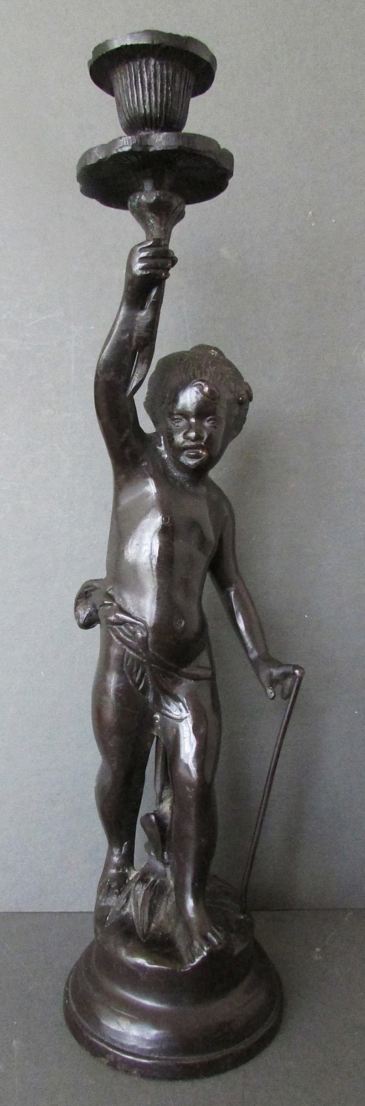 Portacandele putto in bronzo