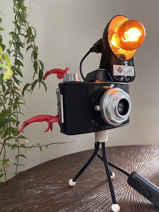 Lampe im Retro-Stil mit Vintage-Agfa-Kamera