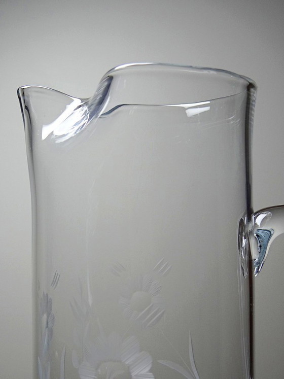 Image 1 of Jarra antigua de cristal soplado con decoración floral grabada, Europa, 1920-1930.