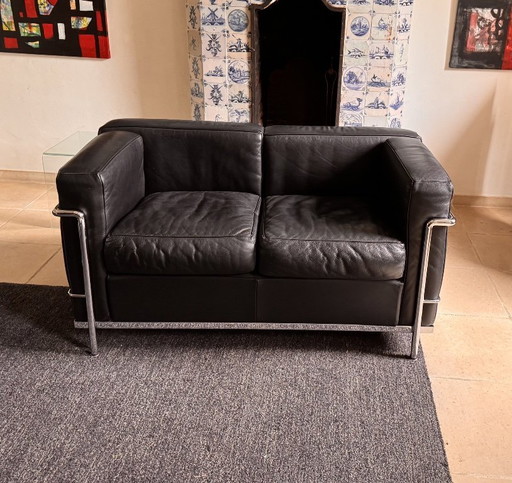 Divano a due posti, Le Corbusier in pelle nera (edizione Cassina), primi anni 2000