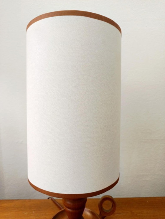 Image 1 of Vintage houten lamp met witte imitatieleren kap