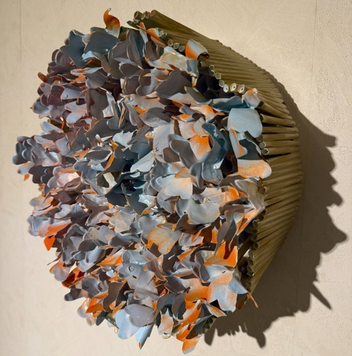 Swen Van der Sangen - Blossom Cake - Una obra de arte experimental en naranja y azul claro