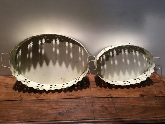 Coppia di vassoi in metallo patinato bianco – Accessori da tavola, Vintage (photo 8 of 11)