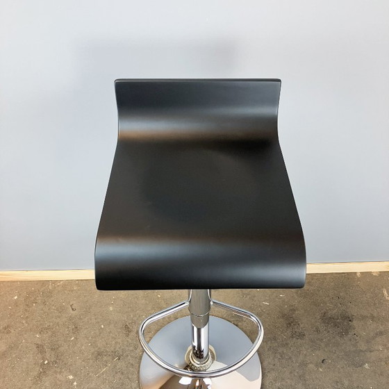 Image 1 of 2 tabourets de bar réglables en hauteur, chrome et contreplaqué courbé, années 1970