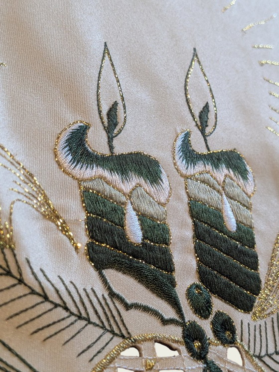 Image 1 of 80er Jahre Vintage Weihnachts-Tischdecke – Weiß mit grün-goldenem Dekor, Polyester