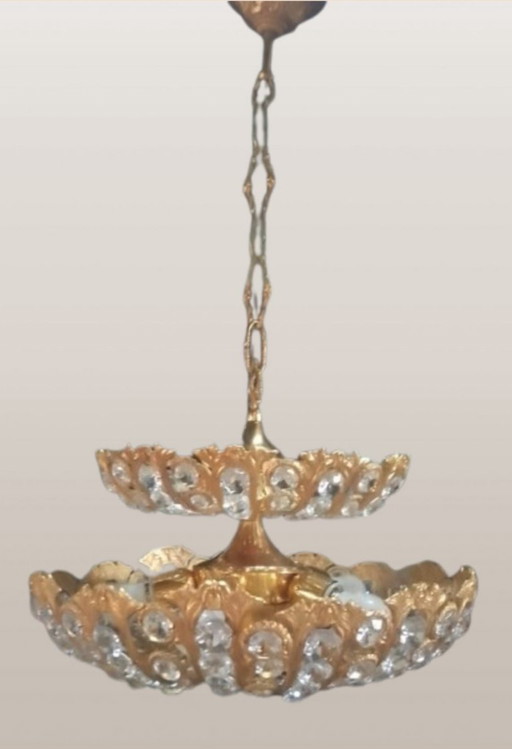 Lámpara de araña estilo Hollywood Regency en latón y cristal, diseñada por Peris Andreu en la década de 1970.