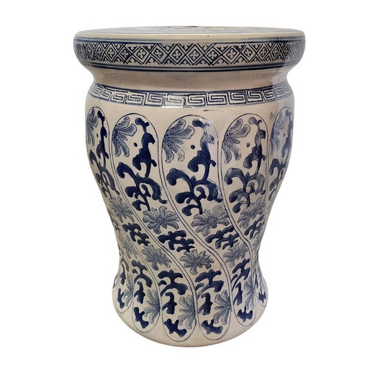 Taburete de jardín de cerámica china con decoración azul y blanca. – Mesa para plantas, Ceramic (photo 2 of 6)