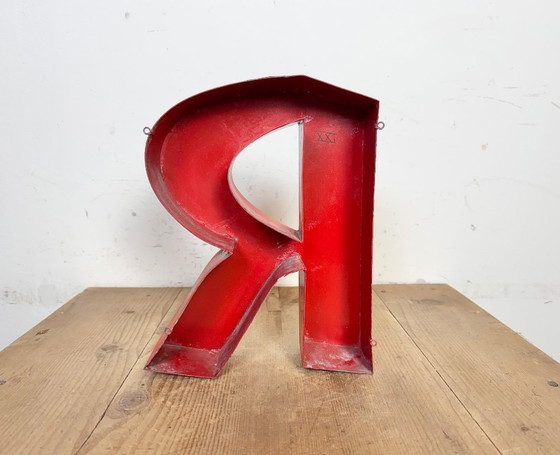 Image 1 of Lettera R in ferro rosso vintage, anni '70