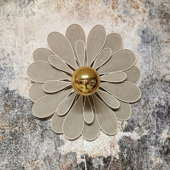 Image 1 of Wall-mounted flower, Marguerite model, 24 petals in rattan and linen (customizable shade)