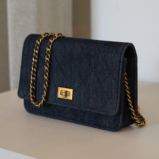 Image 1 of CHANEL PORTEMONNEE MET KETTING | DENIM