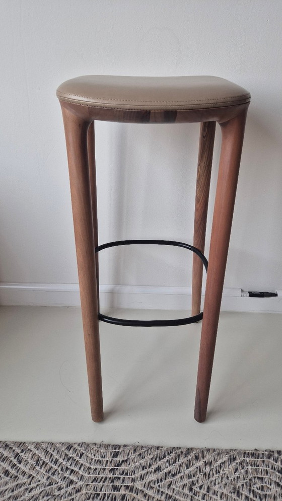 3 x Artisan Neva Hocker, 79 cm hoch, mit Ledersitz und schwarzer Fußstütze, in sehr gutem Zustand (photo 20 of 24)