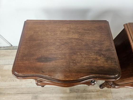 Image 1 of Mesitas de noche Chippendale con puertas curvas y patas talladas