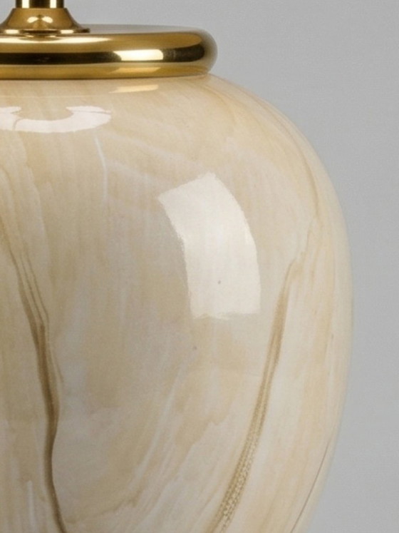 Image 1 of Grote vintage keramische lamp met beige onyx-effect en verguld messing – Hollywood Regency-stijl – 81 cm