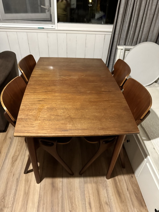 Image 1 of 4 Esszimmerstühle von Hovmand Olsen mit passendem Esstisch im dänischen Design