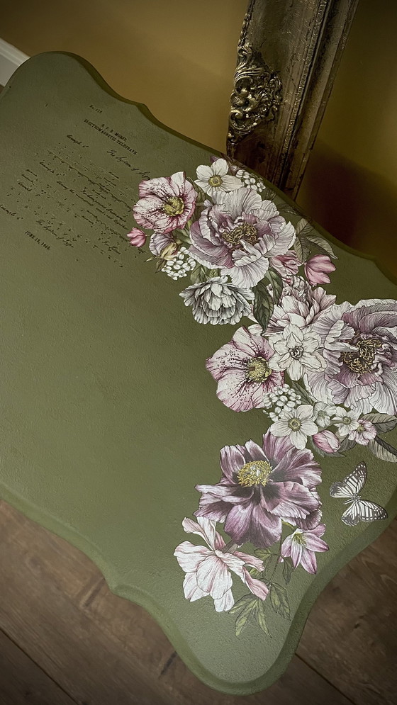 Image 1 of Mesa auxiliar con flores