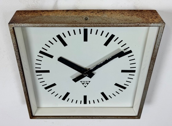 Image 1 of Grijze roestige industriële vierkante wandklok van Pragotron, jaren 70