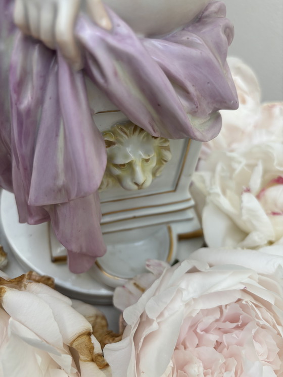 Image 1 of Statue en porcelaine d'une femme au bain