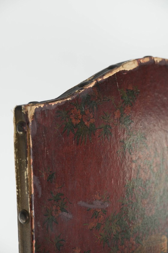 Image 1 of Prachtige antieke Engelse rode lederen met de hand beschilderde Chinoiserie roomdevider/ kamerscherm met florale motieven
