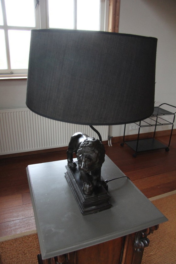 Image 1 of 2 bijzondere vintage tinkleurige tafellampen met leeuwen voet 