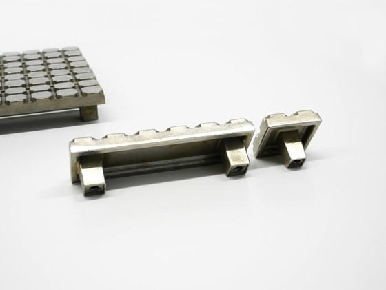 Image 1 of Grandi maniglie per porte di armadi in alluminio fuso dell'era spaziale del Mid Century 1960 - 26 pezzi - 2 misure